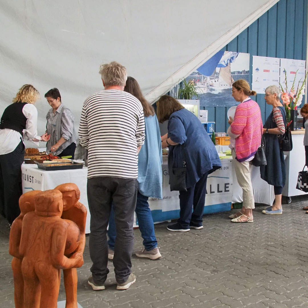 Künstler*innentreffen bei der Ausstellung Kunst in der Halle 2024, Eckernförde