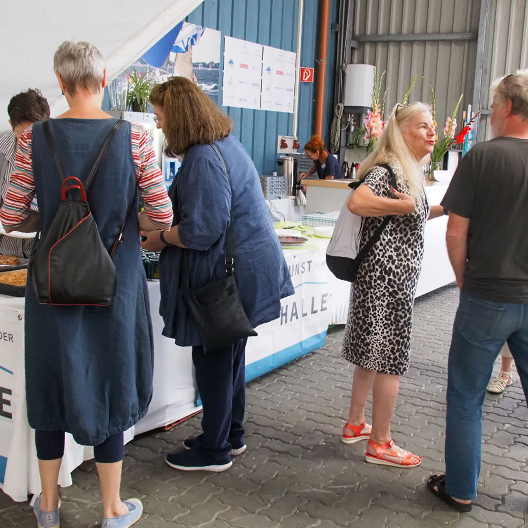 Künstler*innentreffen bei der Ausstellung Kunst in der Halle 2024, Eckernförde