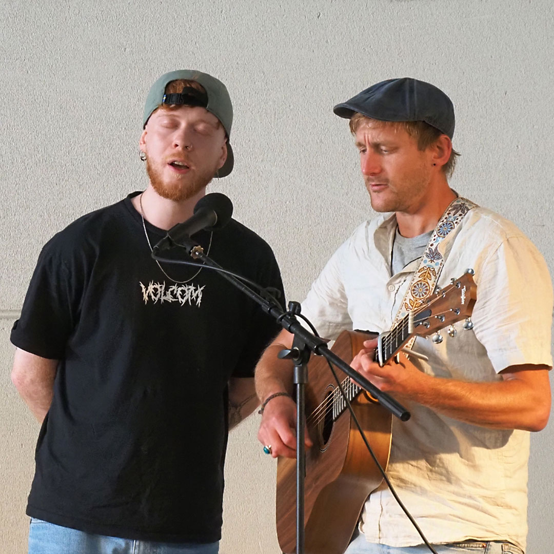 Eliah bei der Ausstellung Kunst in der Halle 2024, Eckernförde