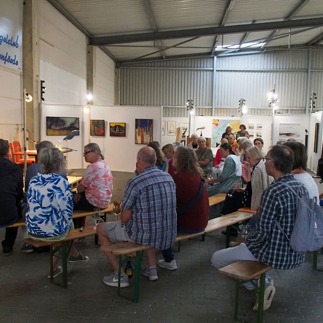 Gerhard Breier bei der Ausstellung Kunst in der Halle 2024, Eckernförde